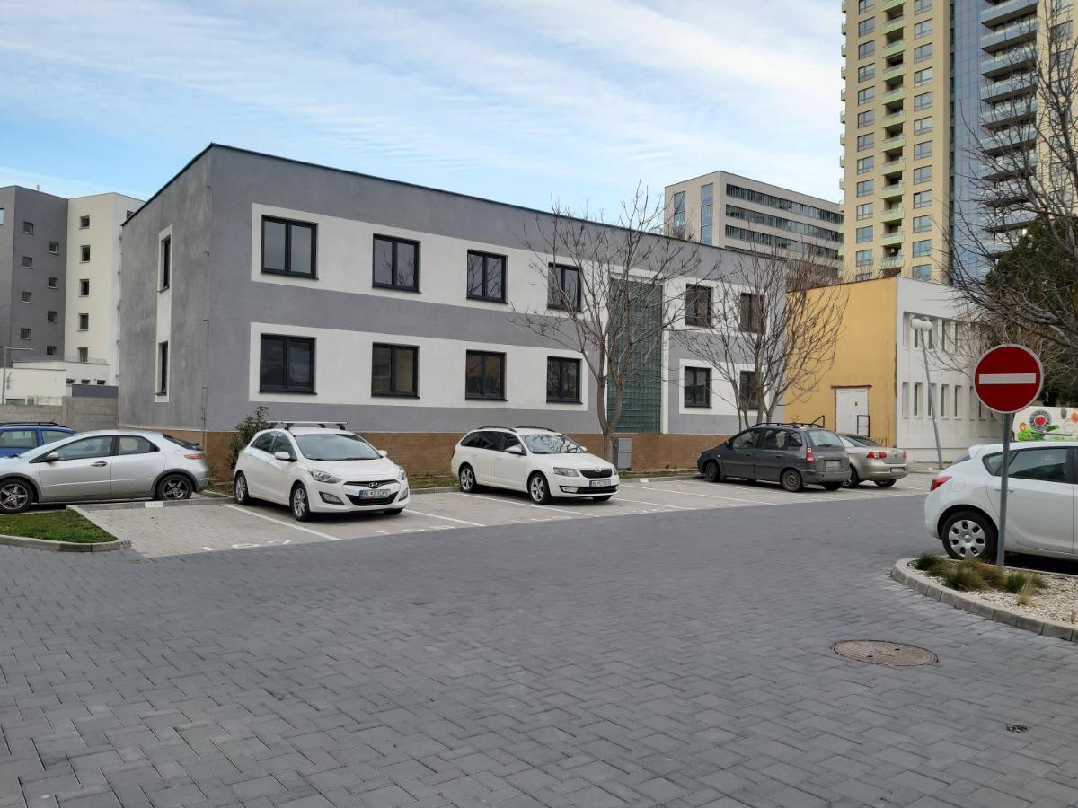 Living Bratislava By The Bus Station Hostel Exterior photo